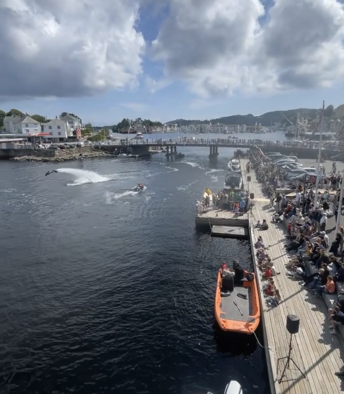 Flyboard show på vannet med publikum langs brygga