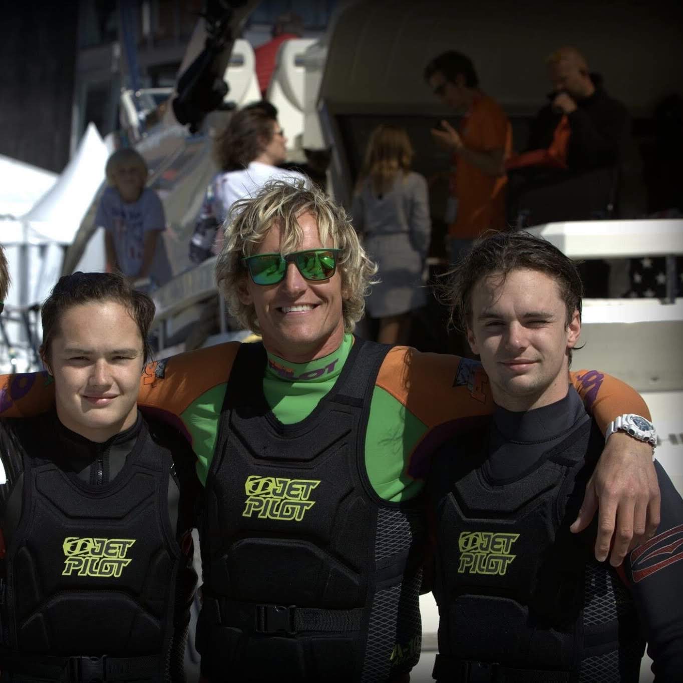 Simen sammen med Carl Jacob «The Crazy Doc» Johansen og broren Daniel under et flyboard show i Tønsberg i 2015